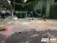 Học sinh thi nhau ném bột màu vào cổng trường ở TP.HCM: Hiệu trưởng lên tiếng