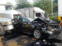 Đang dừng đèn đỏ, ô tô Mercedes bị container tông biến dạng