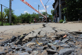 Sạt lở ở Sài Gòn, dân mất ngủ vì sợ nhà bị cuốn xuống sông