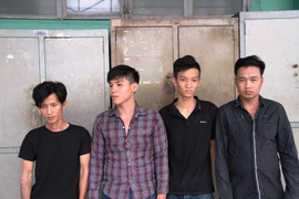 Thấy phụ nữ đi xe SH một mình, 5 tên côn đồ chặn đầu cướp xe