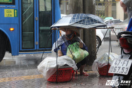 Ảnh: Những phận người mưu sinh giữa mưa lớn ở Sài Gòn