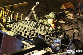 Công nhân trắng đêm xây cầu vượt, 'giải cứu' kẹt xe ở cửa ngõ sân bay Tân Sơn Nhất