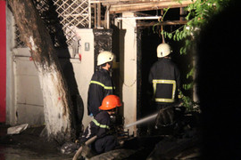 Tiệm sơn xe bốc cháy ngùn ngụt giữa đêm, nhiều xe máy bị thiêu rụi