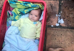 Hai bé trai nghi bị mẹ bỏ rơi khóc thảm thiết ở Sài Gòn