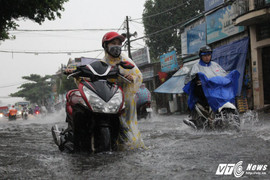 Mưa như thác đổ, đường Sài Gòn biến thành sông, xe cộ chết máy la liệt