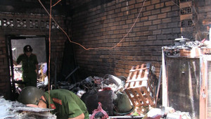 'Bà hỏa' thiêu rụi căn nhà lúc giữa trưa ở Sài Gòn