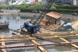 Hai sà lan lật nghiêng khi đang thi công công trình chống ngập 10.000 tỷ đồng