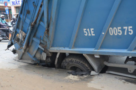 Xe rác chôn chân dưới ‘hố tử thần’ ở Sài Gòn