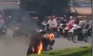 Video: Người dân dập lửa, cứu sống người đàn ông tự thiêu trên đường