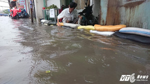 Sài Gòn ngập nặng sau mưa lớn, người dân vật vã be bờ, tát nước ra khỏi nhà