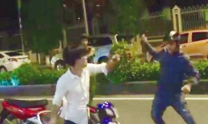 Vung dao tấn công cảnh sát rồi nhảy xuống sông Sài Gòn lẩn trốn