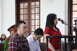 Bị phụ tình, nữ sinh thuê người tạt axít bạn tình đồng tính để trả thù