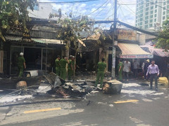 'Bà hỏa' thiêu rụi 3 cửa hàng ở Sài Gòn lúc giữa trưa