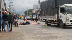 Ngã xuống đường sau va chạm, chồng chết, vợ nguy kịch