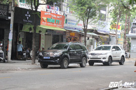 Vắng bóng ông Đoàn Ngọc Hải, ô tô biển xanh, biển trắng lại nối đuôi nhau đậu dưới lòng đường