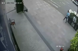 Bắt Việt kiều Mỹ nghi trộm ô tô của người phụ nữ đang rút tiền tại cây ATM