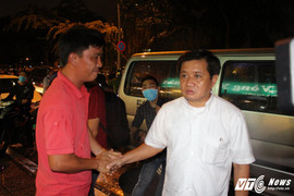 Bất chấp trời mưa, ông Đoàn Ngọc Hải tiếp tục xuống đường dẹp 'cướp' vỉa hè