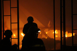 Cháy nổ lớn ở công ty may, hơn 100 cảnh sát trắng đêm phá tường dập lửa