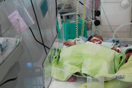 Bé gái sơ sinh bị bỏ rơi trước cửa nhà người phụ nữ ở Buôn Ma Thuột