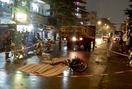 Xe máy va chạm ô tô tải, 3 công nhân chết thảm trên đường về nhà