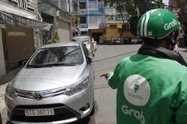 Đậu xe trước quán nhậu, 9 ô tô Grab bị đập phá