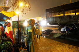 Ô tô tải lấn làn cán chết cô gái trên đường Sài Gòn, tài xế bỏ trốn