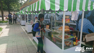 Phố hàng rong hợp pháp đầu tiên ở TP.HCM ngày đầu hoạt động có gì đặc biệt?