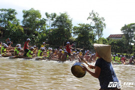 Kịch tính màn đua thuyền dài hơn 24km trên quê hương Đại tướng Võ Nguyên Giáp