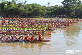 Xem màn đua thuyền gay cấn trên quê hương đại tướng Võ Nguyên Giáp trong ngày Quốc khánh Việt Nam