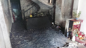 Cháy nhà ở Sài Gòn, 2 người thương vong: Nạn nhân đu dây điện thoát khỏi biển lửa