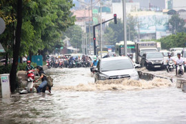 Ảnh hưởng bão số 10, Sài Gòn mưa lớn từ sáng đến trưa, giao thông tê liệt