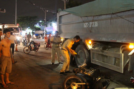 Vợ gào khóc, ngất lịm bên thi thể chồng bị xe ben cán nát ở Sài Gòn