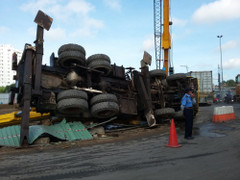 Xe cần cẩu bê tông lật nhào, đè nát tài xế xe múc đất ở Sài Gòn