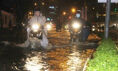 Mưa như trút nước, đường phố Sài Gòn chìm trong biển nước