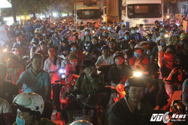 Hàng nghìn phương tiện chôn chân nhiều giờ ở tỉnh lộ Bình Dương