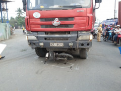 Xe ben 'nuốt' xe máy vào gầm, người đàn ông chết thảm