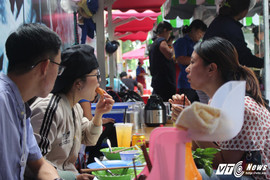 Phố hàng rong đầu tiên ở Sài Gòn nườm nượp khách sau hơn 1 tháng khai trương