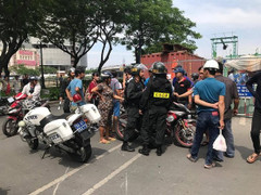 Cảnh sát cơ động ‘lên gối’ học sinh giữa phố Sài Gòn: Bản tường trình nêu gì?