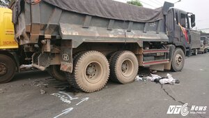 Xe ben lấn làn đâm 2 xe máy nát bét, một người nhập viện