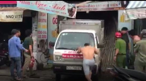 Tài xế xe tải tông đổ cửa ngôi nhà đang bốc cháy ngùn ngụt để cứu người