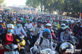 Vừa thông xe, cầu vượt 'giải cứu' cửa ngõ Tân Sơn Nhất lại kẹt cứng