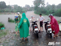 Trên đường đi làm về, 2 vợ chồng bị nước lũ cuốn trôi