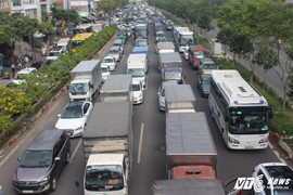 Đại lộ Phạm Văn Đông kẹt cứng, giao thông hỗn loạn