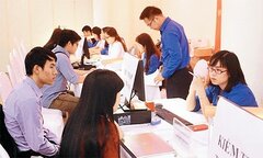 Công chức TP.HCM đi làm phải mặc áo sơ mi, quần tây