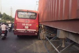Sau va chạm, xe buýt rượt đuổi container trên phố Sài Gòn