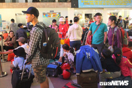 Sân bay, bến xe, ga tàu ở TP.HCM đông nghịt người về quê ăn Tết