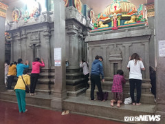 Người dân thì thầm với đá trong ngôi chùa linh thiêng bậc nhất Sài Gòn