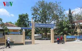 Nam sinh lớp 8 bóp cổ giáo viên ngay tại lớp học