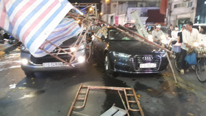 Giàn giáo đổ sập, nhiều ô tô, xe máy bị đè bẹp ở trung tâm Sài Gòn