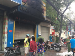 Cảnh sát phá cửa cứu 3 người trong tiệm túi xách bốc cháy dữ dội ở Sài Gòn